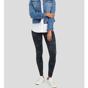 Spanx Look at Me Now Seamless Leggings Shapewear Camo Smoothing Size Large